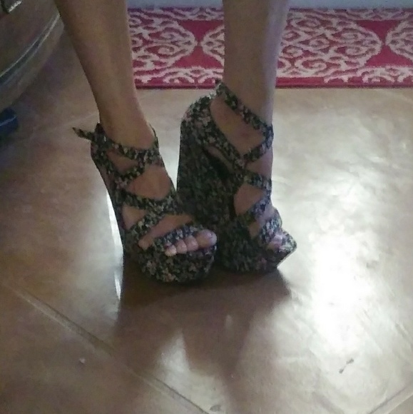 Woman's 6" Wedges Size 8 - Picture 6 of 8